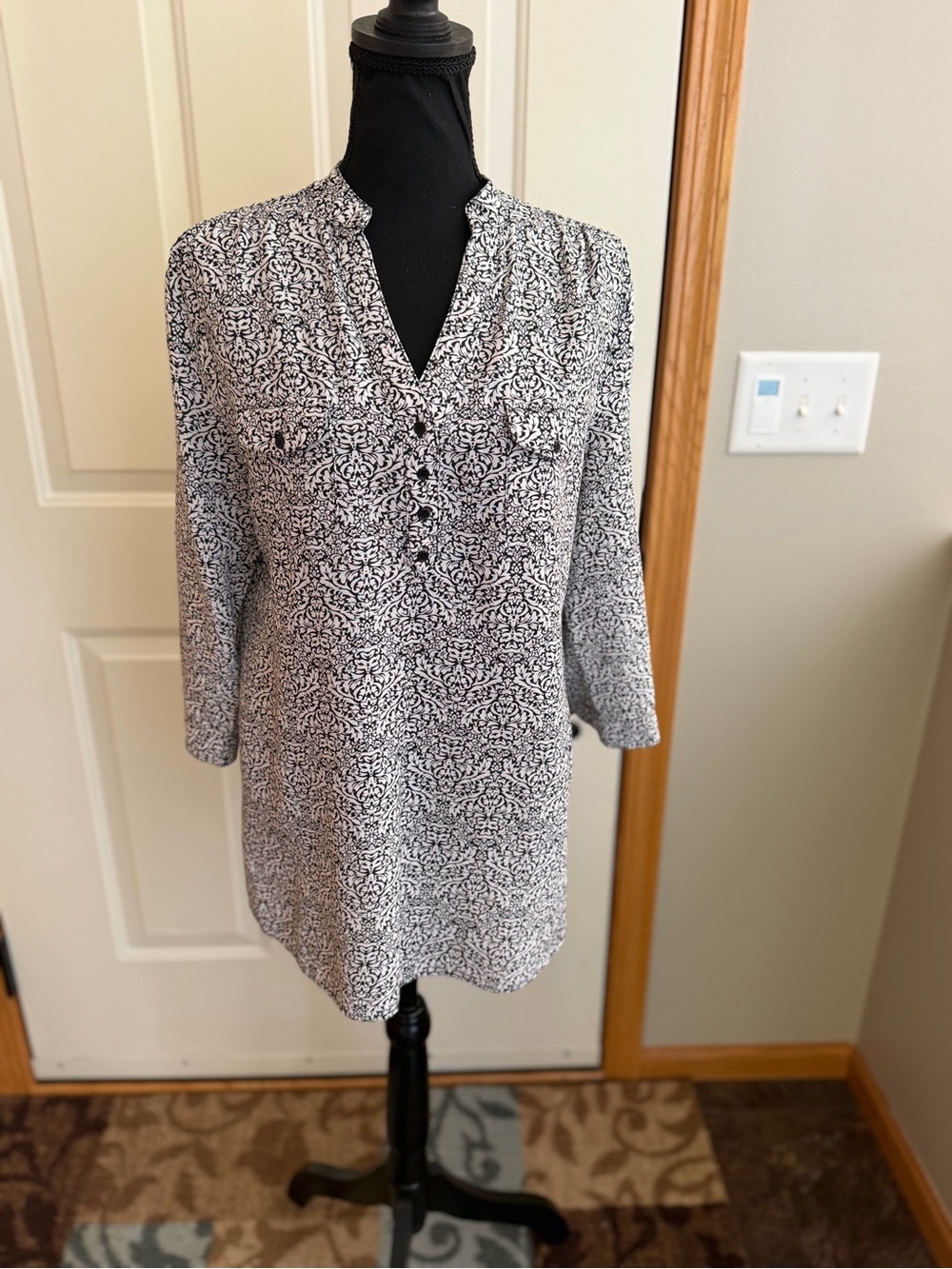 Boho chic linen blend black white damask pull over tunic blouse. Medium